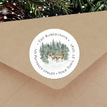 Sticker Rond Winter Forest Deer Christmas Round Return Adresse<br><div class="desc">Cette étiquette d'adresse de retour ronde et rustique en bois de Noël présente une scène d'aquarelle avec une famille de cerfs dans la forêt enneigée. Veuillez consulter la collection pour les produits correspondants.</div>