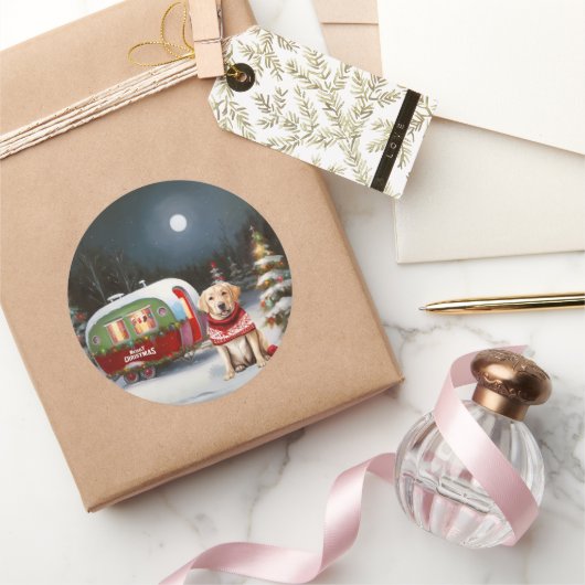 Sticker Rond Winter Labrador Caravan Christmas Adventure (Cadeaux)