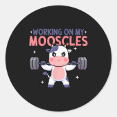 Sticker Rond Working On My Mooscles Moo Muscles Workout Design (Devant)