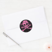 Sticker Rond Worn Pink Skull and Crossbones (Enveloppe)