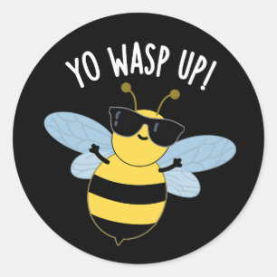 Sticker Rond Yo Wasp Up Funny Bug Pun Dark BG