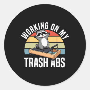 Sticker Rond Yoga de raton laveur Travaillant sur mes abdominau