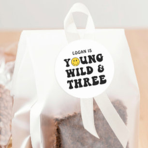Sticker Rond Young Wild et Three Boy 3e fête d'anniversaire