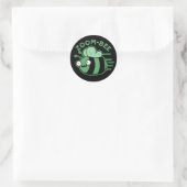 Sticker Rond Zoom-bee Funny Zombie Bee Pun Dark BG (Sac)