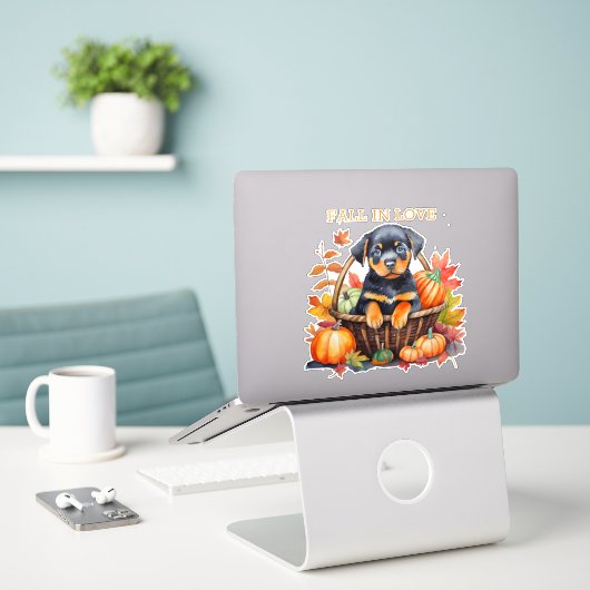 Sticker Rottweiler tombe amoureux (Ordinateur portable sur le bureau)
