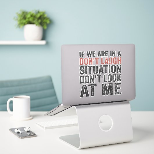 Sticker Si nous sommes dans une situation de ne pas rire N (Ordinateur portable sur le bureau)