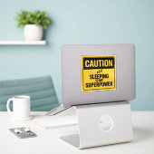 Sticker Signal de prudence - Dormir est ma superpuissance (Ordinateur portable sur le bureau)