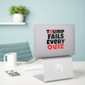 Sticker slogan de protestation étudiant anti-Trump rouge n (Ordinateur portable sur le bureau)