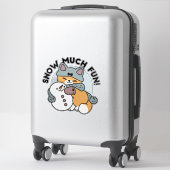 Sticker Snow Much Fun Cat Winter Holiday Design (Sur valise)