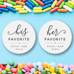 Sticker "Son préféré" de mariage<br><div class="desc">"Son Favori." Personnalisez vos faveurs,  avec "son" bonbon préféré,  snack,  chocolat,  etc,  avec vos noms et dater dans un design mignon et moderne. Utilisez pour votre mariage,  la douche nuptiale,  la fête de fiançailles,  etc. "Son favori" est disponible dans ma collection "Ses   heures". {image de freepik}</div>