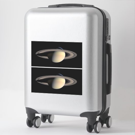 Sticker Sunlit Saturn Gas géant Planet par Cassini (Sur valise)
