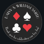 Sticker sur mesure Las Vegas Noir Rouge et Blanc<br><div class="desc">Les costumes de cartes rouges et blanches sont entourés de texte personnalisable,  ce qui rend ces autocollants ronds noirs parfaits pour toutes sortes de projets et d'occasions. Utilisez-les pour des faveurs étiquettes pour les clients mariages,  pour fermer des enveloppes et plus encore.</div>