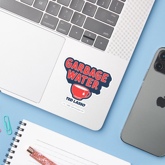 Sticker Ted Lasso | Garbage Water Tea Graphic (Ordinateur portable avec iPhone)