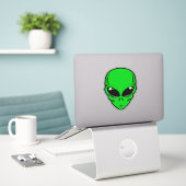 Sticker Tête alien verte aux grands yeux noirs (Ordinateur portable sur le bureau)