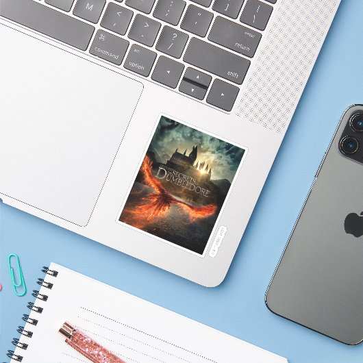 Sticker The Secrets of Dumbledore Theatrical Poster (Ordinateur portable avec iPhone)