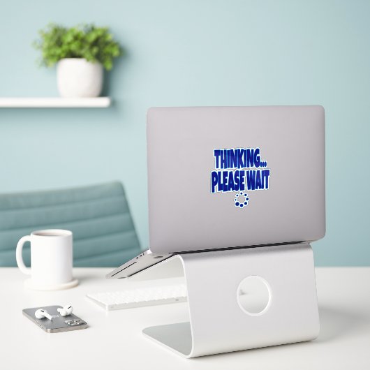 Sticker Thinking… Please Wait – Funny Loading Mind Quote D (Ordinateur portable sur le bureau)