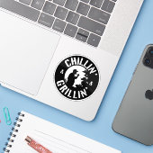 Sticker Timbre blanc de Chillin & Grillin (Ordinateur portable avec iPhone)