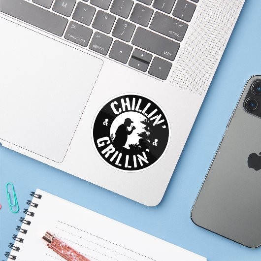 Sticker Timbre blanc de Chillin & Grillin (Ordinateur portable avec iPhone)