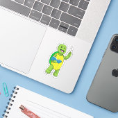 Sticker Tortue en tant qu'enseignant avec livre et pointeu (Ordinateur portable avec iPhone)
