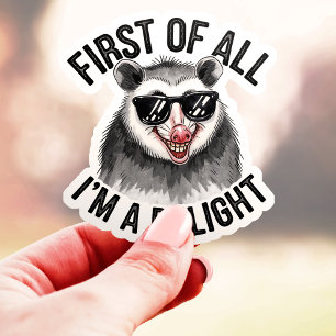 Sticker Tout d'abord, je suis un opossum charmant en vinyl