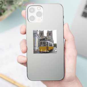 Sticker Tramway jaune sur la cathédrale de Lisbonne au Por