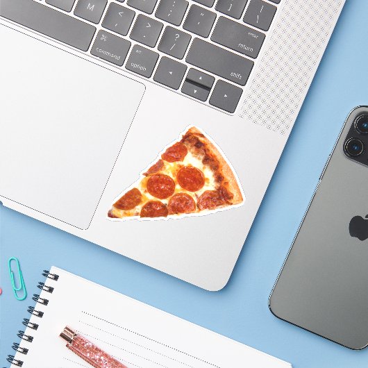 Sticker Tranche de pizza pepperoni classique de SlipperyJo (Ordinateur portable avec iPhone)