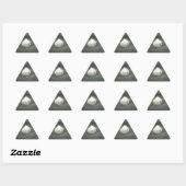 Sticker Triangulaire Beau coquillage dans le sable : Un souvenir salé (Feuille)