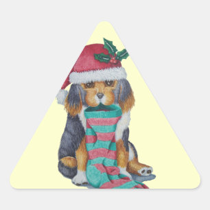 Sticker Triangulaire chiot noir et brun mignon vêtu pour noël