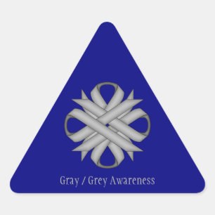 Sticker Triangulaire Ruban de trèfle gris par Kenneth Yoncich