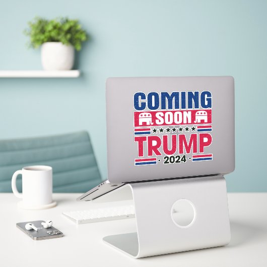 Sticker Trump 2024 à venir (Ordinateur portable sur le bureau)