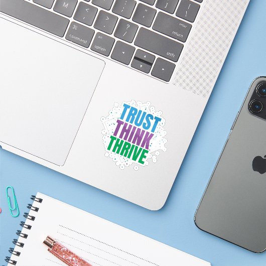 Sticker Trust Think Thrive – Motivational Quote Design (Ordinateur portable avec iPhone)
