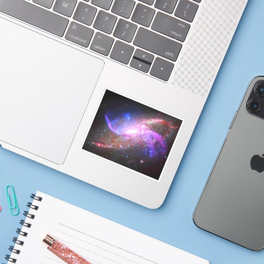 Sticker Un Spectacle De Lumière Galactique En Galaxie Spir (Ordinateur portable avec iPhone)