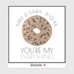 Sticker Vous êtes My Everything Bagel Foodie Wedding Favor<br><div class="desc">Le design présente une illustration originale d'un délicieux bagel de tout, garni de graines de pavot, de graines de sésame, de flocons d'oignon, de sel et de beaucoup d'ail. Personnalisez simplement vos informations. Ce modèle alimentaire est également disponible sur d'autres produits. De nombreuses illustrations sur le thème de la nourriture...</div>