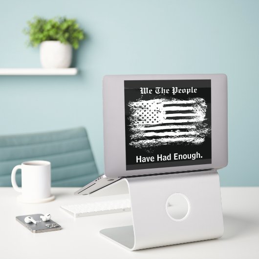 Sticker We The People Distressed Flag (Ordinateur portable sur le bureau)