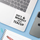STICKER WHISKEY DANS UN TEACUP (Ordinateur portable avec iPhone)