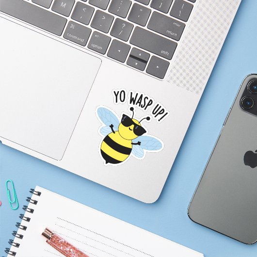 Sticker Yo Wasp Up Funny Bug Pun (Ordinateur portable avec iPhone)