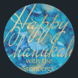 Stickers Colorely Gold Happy Chanukah Round<br><div class="desc">Stickers "Colorée, Or, Joyeux Chanoukah" Tour. Amusez-vous à utiliser ces autocollants comme toppers de gâteau, étiquettes cadeaux, fermeture de sacs de faveur, ou tout ce qui touche vos festivités! L'élément design "Happy Chanukah" peut être déplacé, redimensionné et supprimé. Personnalisez en supprimant du texte, "avec les Steinbergs" et en ajoutant vos...</div>