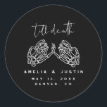 Stickers Mariage gothique d'Halloween Favoriser<br><div class="desc">Il s'agit d'un autocollant de faveur de mariage d'inspiration gothique avec des mains squelettes et un design sombre et moody. Modifiez la plupart du texte TOUTES les couleurs pour rendre ce programme de mariage humoristique adapté à vos besoins d'événement style personnel. Sélectionnez "personnaliser ce modèle" pour voir toutes les options...</div>