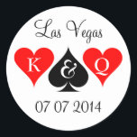 stickers mariage Las Vegas avec monogramme et date<br><div class="desc">stickers de mariage Las Vegas avec monogramme et date. Mignonne Roi et reine des coeurs design avec initiales personnalisées de mariée et mariée. Costumes de carte de jeu de poker. Amusement pour mariage,  douche nuptiale,  soirée bachelorette etc. Coeurs et pique.</div>