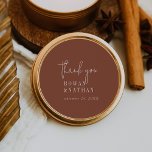 Stickers Merci en terre cuite chic moderne<br><div class="desc">Ces autocollants chics et modernes en terre cuite remercient pour leur simplicité lors d'une réception de mariage. Le design boho du désert présente une typographie bohème rustique unique et élégante, dans une couleur de rouille orangée brûlée. Personnalisez les étiquettes autocollants avec vos noms, et la date. Ces autocollants peuvent être...</div>