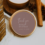 Stickers Merci rose cannelle chic moderne<br><div class="desc">Ces autocollants de remerciement modernes et chic rose cannelle sont parfaits pour une simple réception de mariage. Le design boho romantique présente une typographie bohème rustique unique et élégante, dans une couleur mauve rose poussiéreuse et feutrée. Personnalisez les étiquettes autocollants avec vos noms, et la date. Ces autocollants peuvent être...</div>