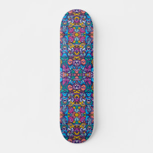 Stijlaliens voor onbuigzame kunst in kleurrijk pat skateboard