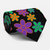 Stijlbloemen van 70 s op zwart achtergrondStropdas Stropdas (Opgerold)