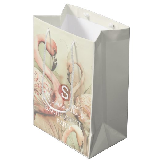 Stijlvol Chic Flamingo Monogram Gepersonaliseerd Medium Cadeauzakje (Voorkant Gekanteld)