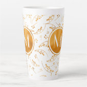 Stijlvol goudbessenpatroon op wit monogram latte mok (Voorkant)