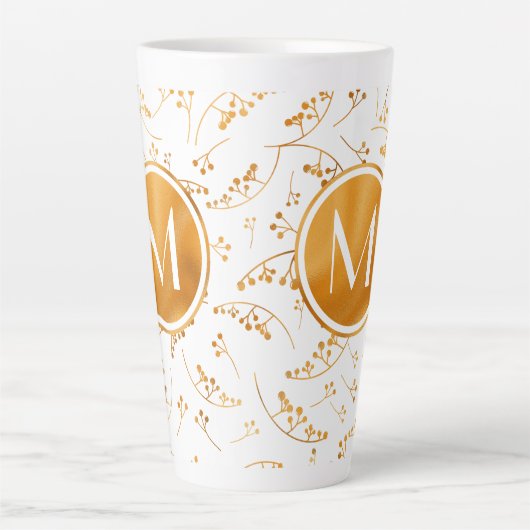 Stijlvol goudbessenpatroon op wit monogram latte mok (Voorkant)