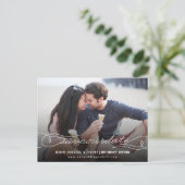 Stijlvol kalligrafiescript sparen Onze Datum Foto Aankondigingskaart (Staand voorkant)