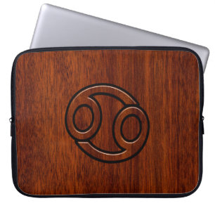 Stijlvol kankerteken op Mahogany Decor Laptop Sleeve