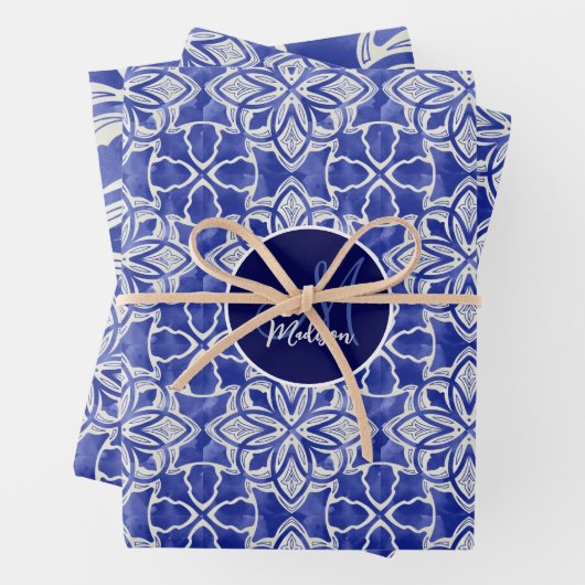 Stijlvol meisjesblauw grijs initiaal monogram inpakpapier vel (In situ)