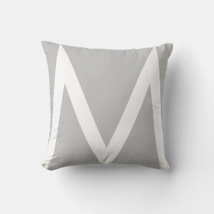 Stijlvol monogram op licht zilvergrijs kussen